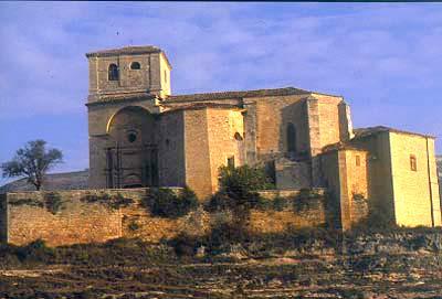 Puente romano e iglesia neoclásica